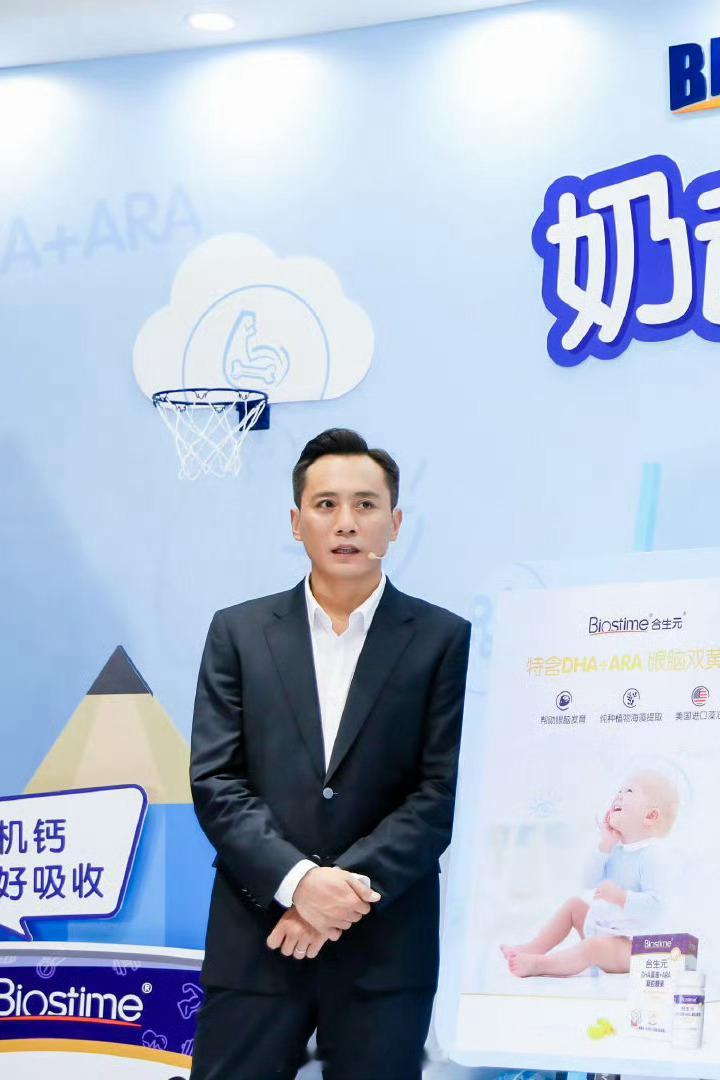 刘烨拍守岛人时期，晒得皮都破了但稍微收拾一下参加活动还是帅得想哭，美人在骨不在皮