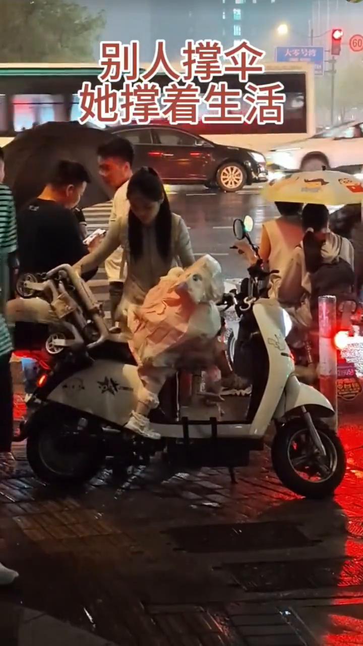 别人撑伞，她撑着生活。