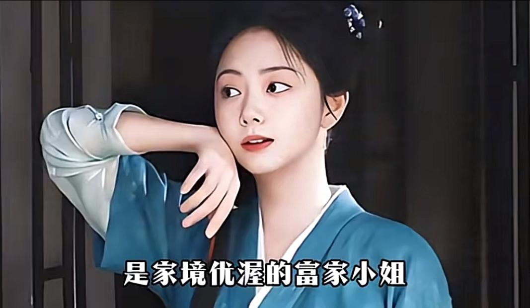一张元气满满的娃娃脸，很难让人联想到谭松韵已经三十六岁。身为家中独生女的她，背后