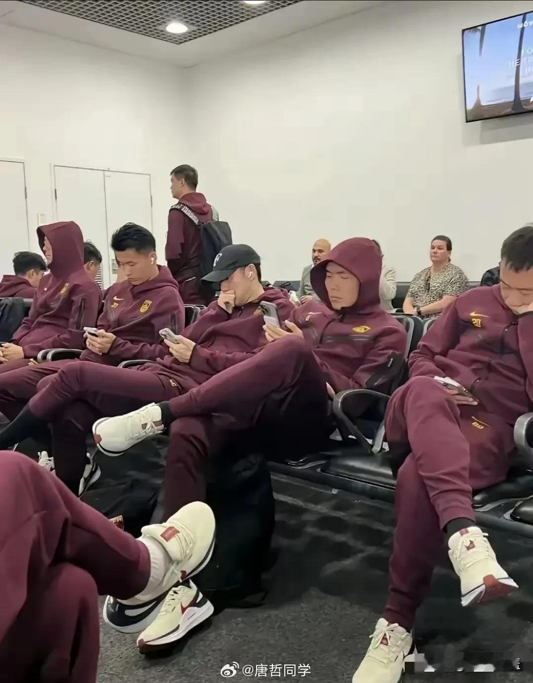 一帮大爷们，精神点!该比赛了!怎么比赛还没开打大就露出败像来了呢？你觉得累，谁不