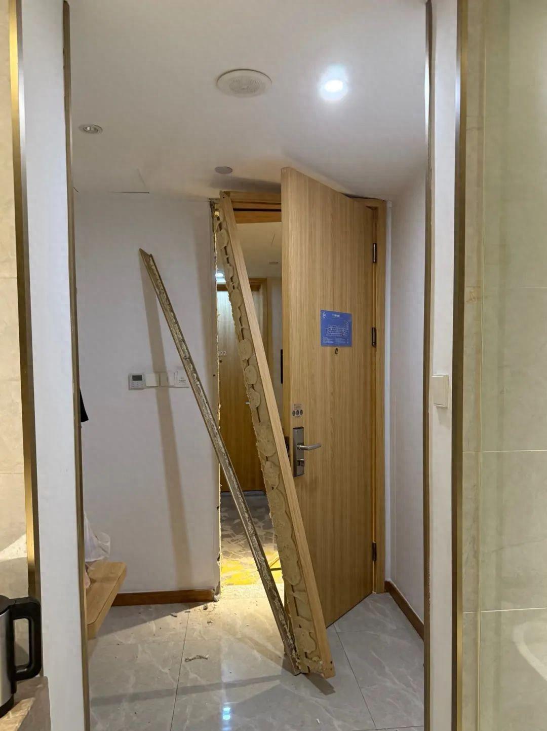 浙江，一位男子出差杭州住酒店，正在洗澡时突然遭名一陌生男子狂踹房门四五脚后闯入房