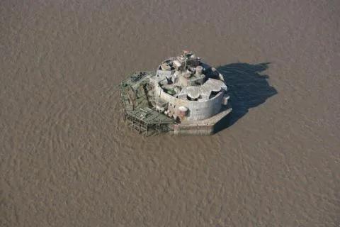 在第一次世界大战的硝烟中，英国政府决定在亨伯河口建造两座海上堡垒（Bull Sa