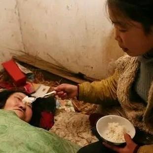 这是一段既让人心碎又令人动容的故事，背后更有一股深沉的力量，默默支撑着这个小女孩