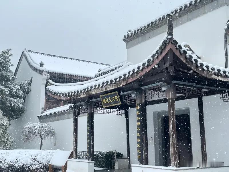 上联:雪作文章交白卷;
下联:云调颜料绘蓝图。
上联：秋霜渐降枫林醉，请赐下联 