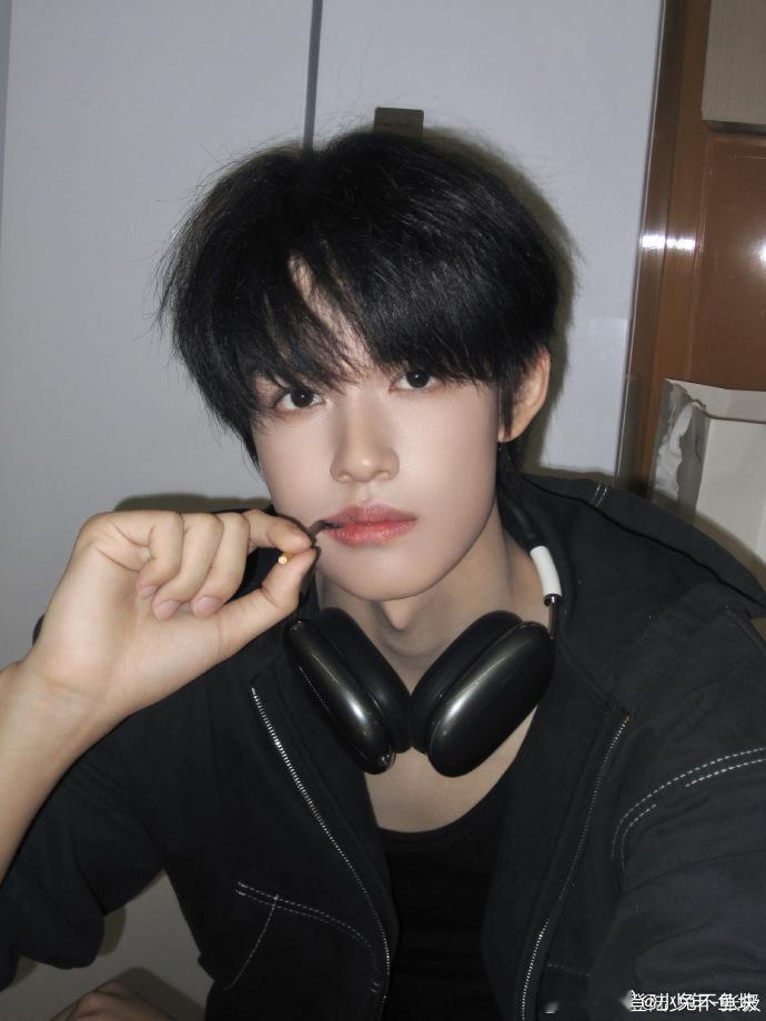 张极一进厨房自动散发人夫感 张极一进厨房，瞬间变身成熟男人！那清晰的下颌线和专注