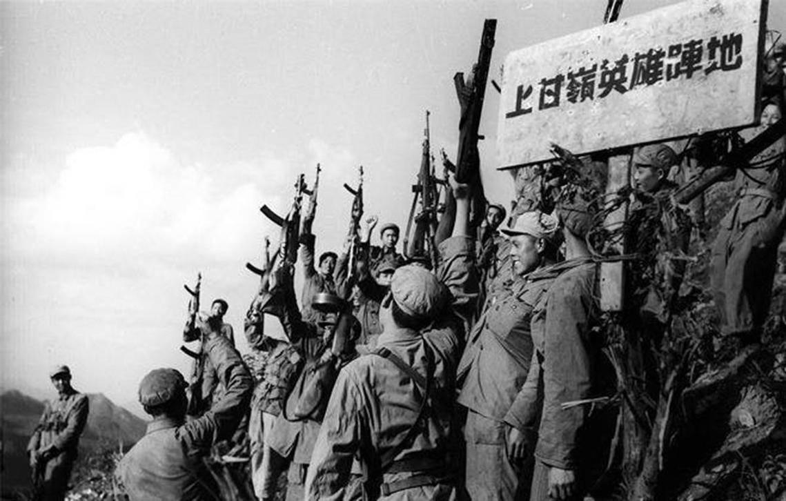 在上甘岭战役中，志愿军15军面临敌人的狂轰滥炸，打得非常苦，伤亡极大。打到后来，