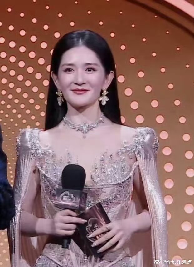 谢娜 太阳女神出发啦太阳女神光芒万丈，台风稳健超专业，期待今晚的精彩表现 