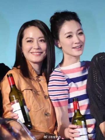 何超莲穿上黑丝小女人味瞬间上来了 ​​​