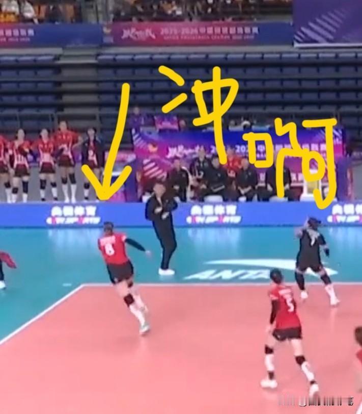 给蔡斌教练一个赞赞[赞]
瞧，当沃隆科娃“嗖”地冲向挡板区救球，快要失去平衡时，