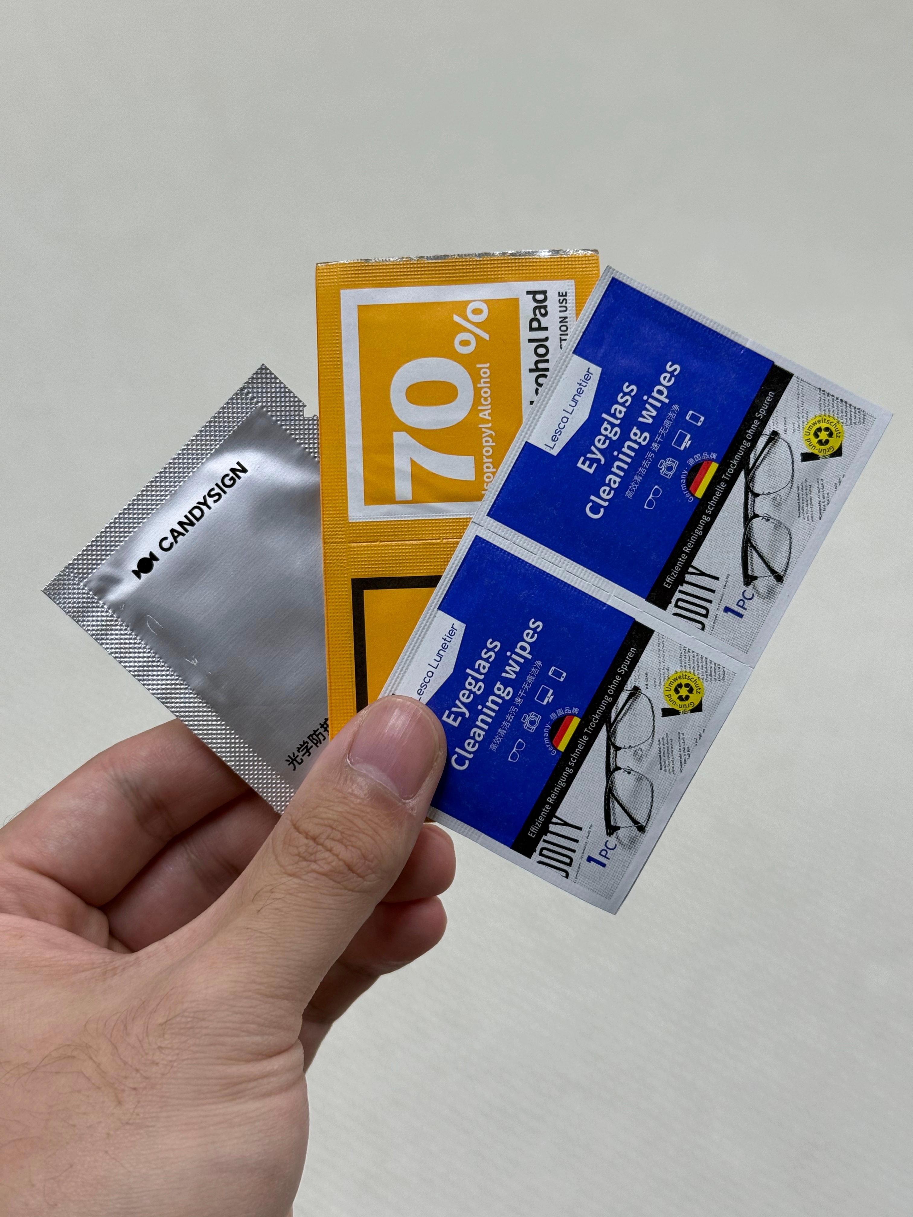 大家会专门买湿巾去擦屏幕或者眼镜嘛？