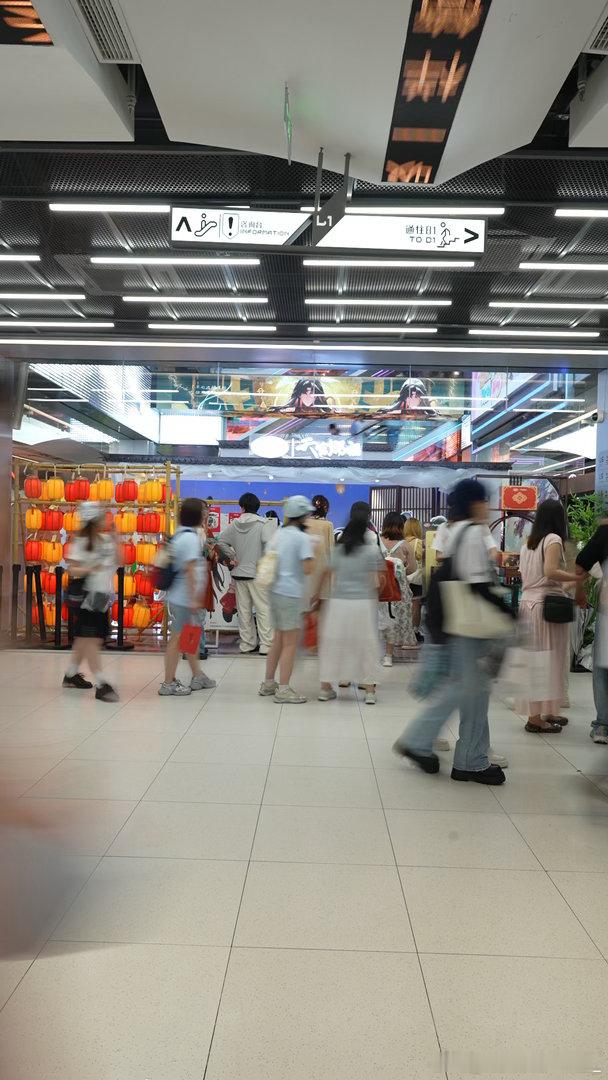 来了上海自动变成潮人南京东路逛街偶然偶遇卫龙天官痛楼，一瞬间所有回忆涌上心头，那