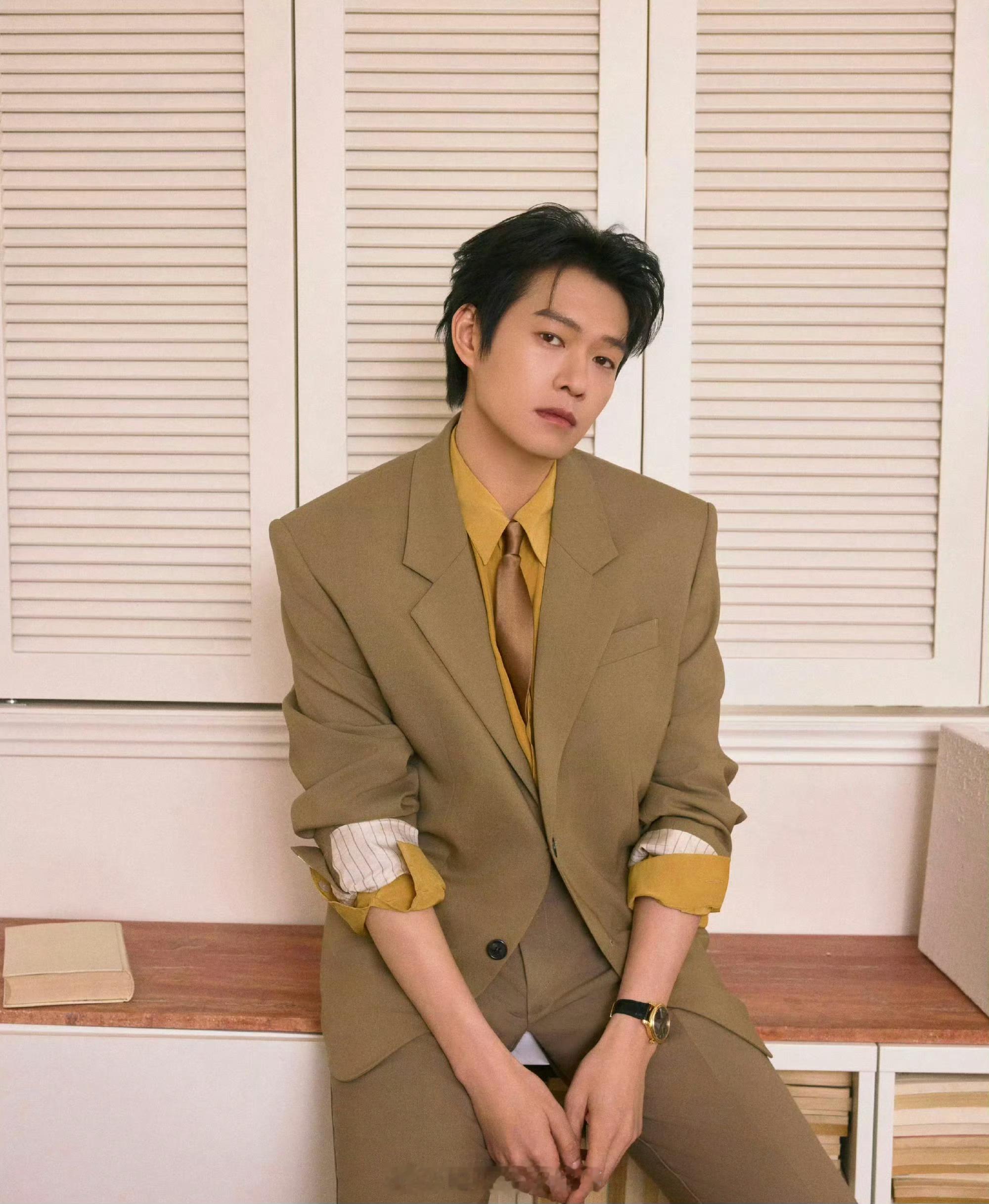 魏大勋微博之夜出图了，上位者的气质配着腕表，霸道总裁堂堂袭来微博之夜