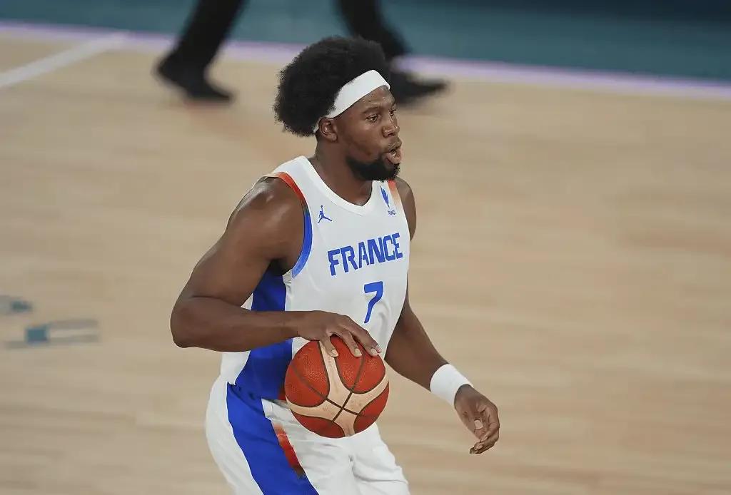 亚布塞莱回归NBA后，联盟中的法国球员已接近20人：

里萨谢、亚历山大-萨尔、