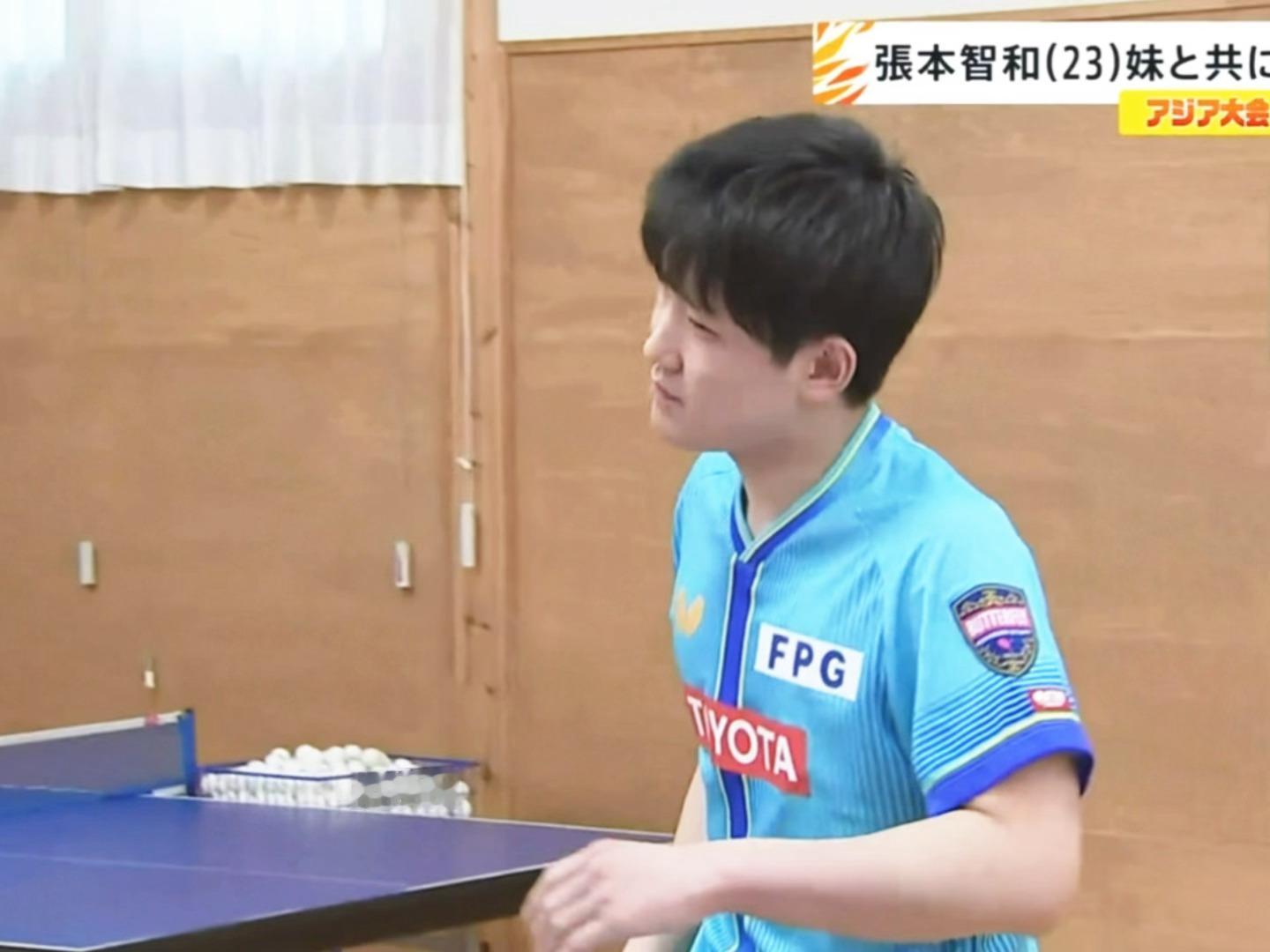 这个不满意眯眼摇头的动作格外苏[捂嘴哭] ​​​
