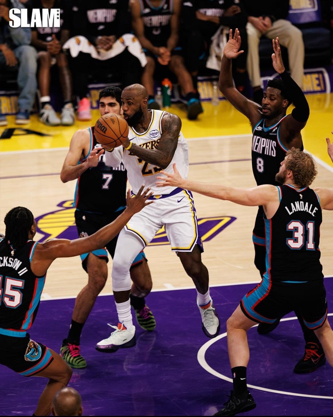 SLAM晒出昨日勒布朗赛场照。洛杉矶湖人詹姆斯总助攻数超越保罗