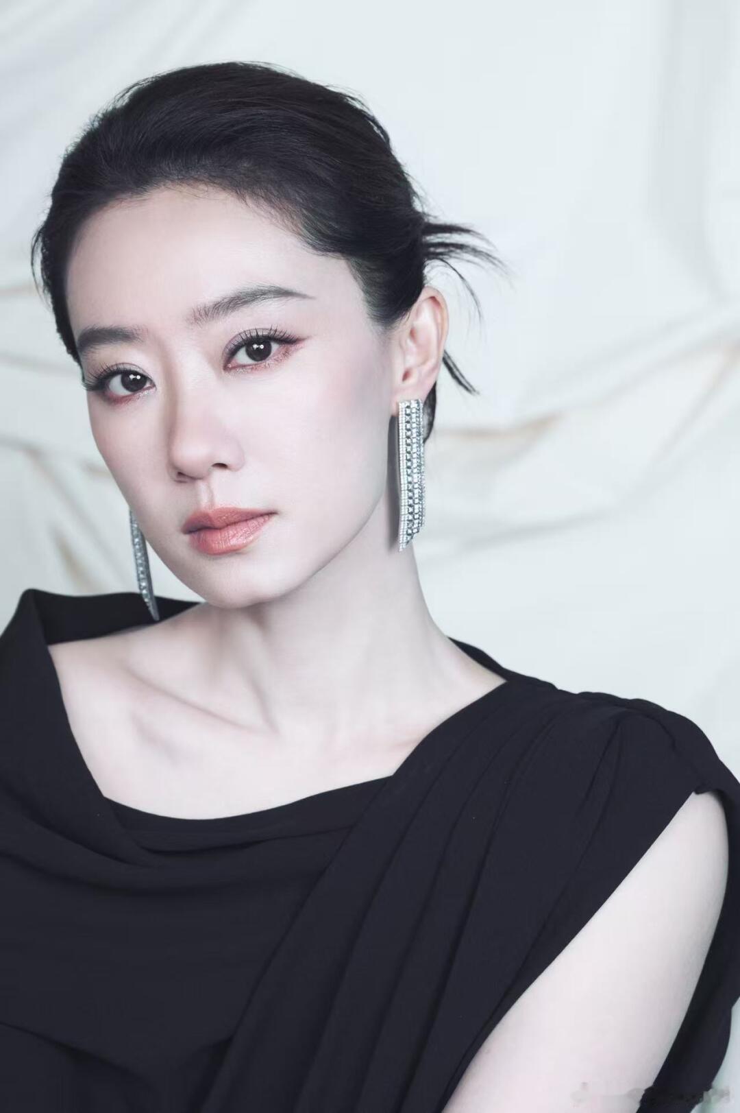 靠着一步步积累然后“一飞冲天”，默默地积蓄力量等待机会，然后一部一部精尽演技拍出