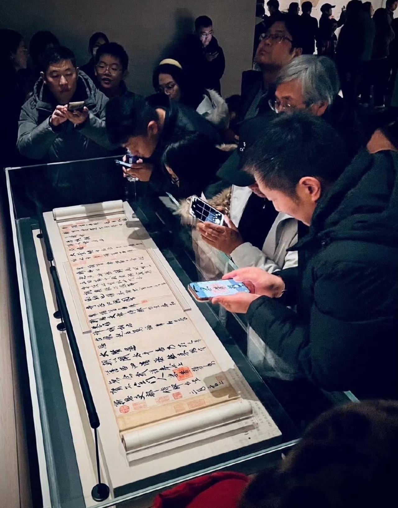 自从南博的事发生以来，￼

大家参观博物馆的方式都变了，

变成了大家来找茬了。