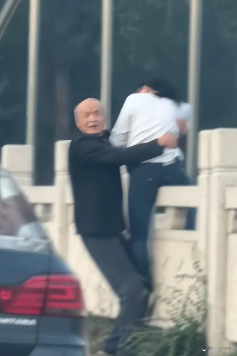 70岁老大爷晨练中救了一个轻生妇女，带她去肿瘤内科看看，不信她还有什么不能释怀