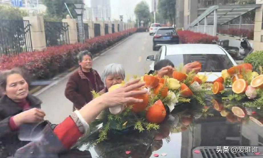 “是粘喜还是没规矩！”一辆婚车为了寓意“心想事橙”，在车辆上布置了许多橙子，用以