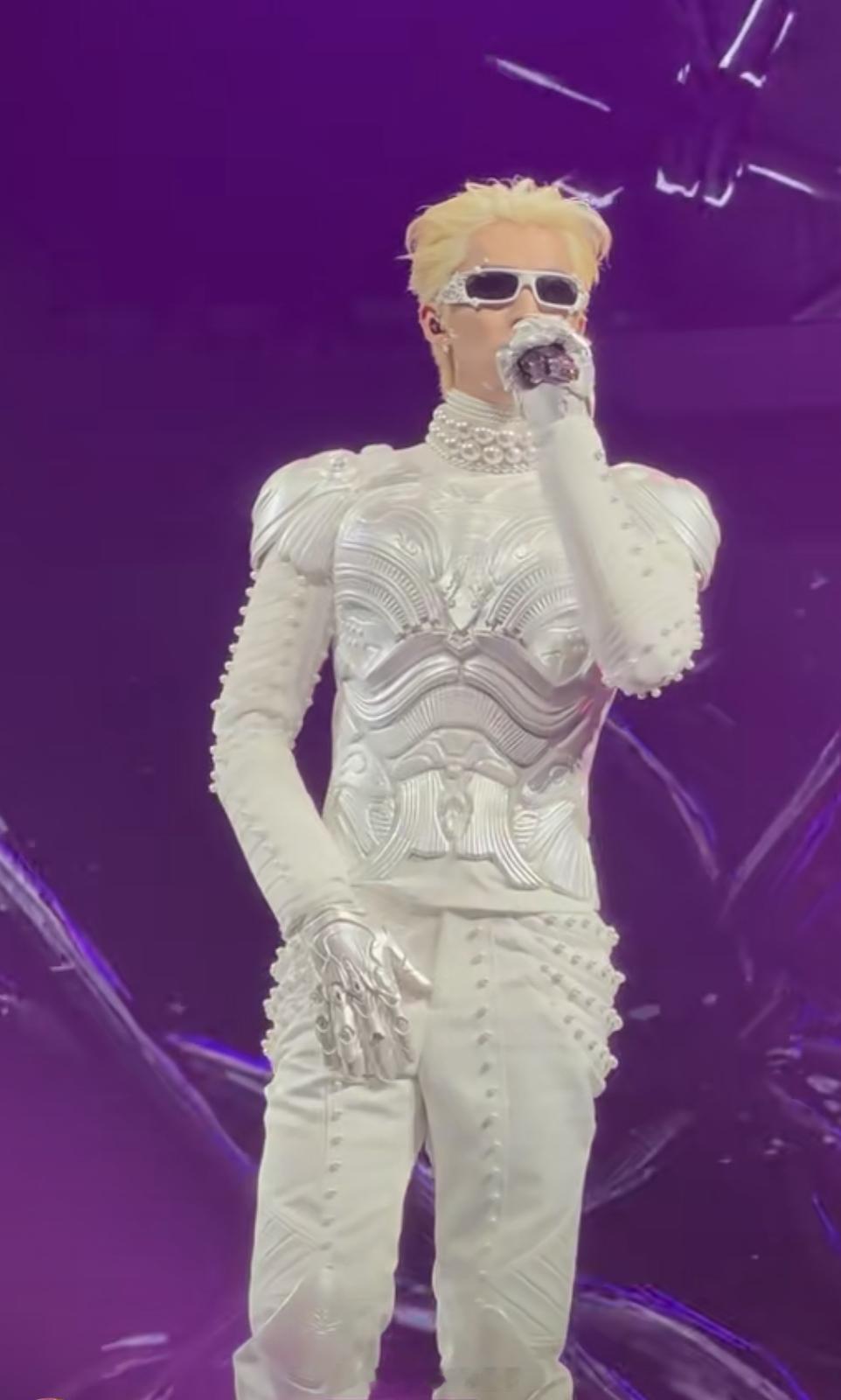 王鹤棣演唱会两套造型，怎么平？不是，怎么评？ 