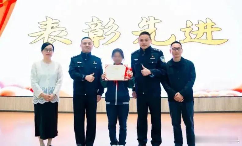 “这个初中生立大功了！”浙江一14岁女孩在拆开快递后，竟发现了80000元现金，