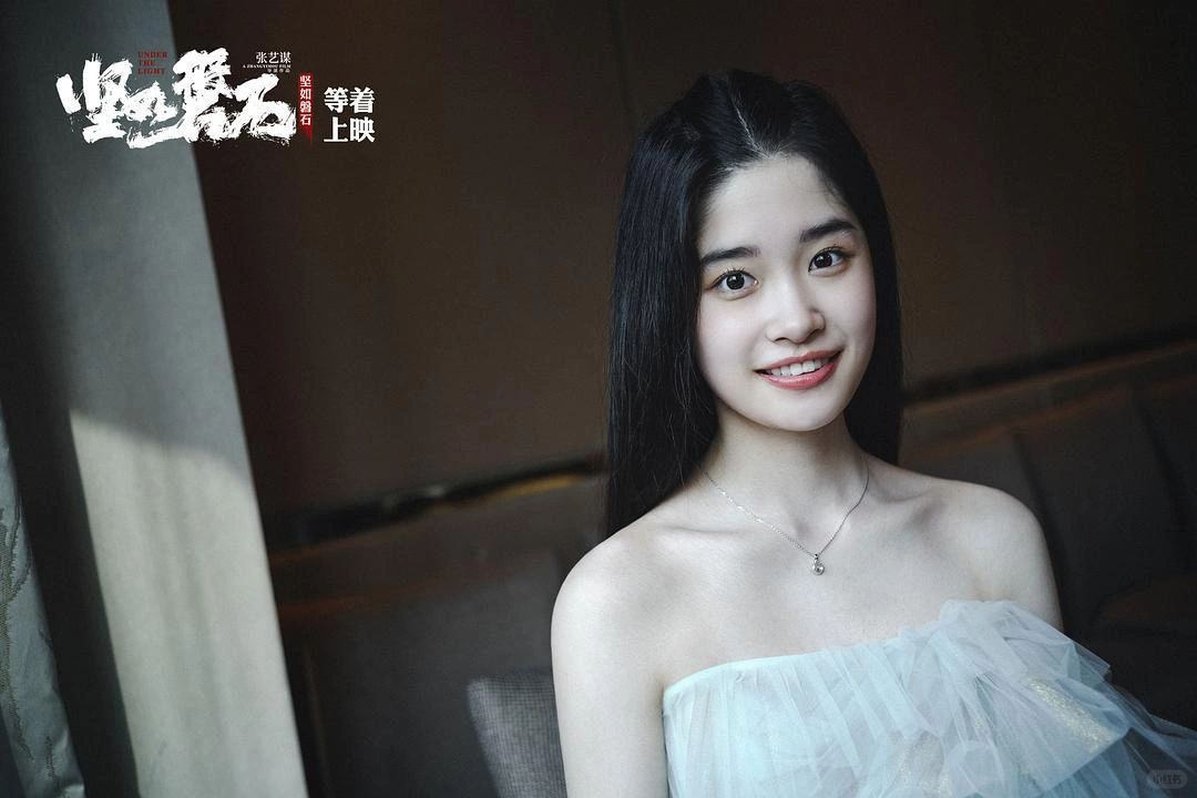 2019年，片场的张艺谋对陈童说的最多的一句话就是：“自然一点。”还是表演小白的...