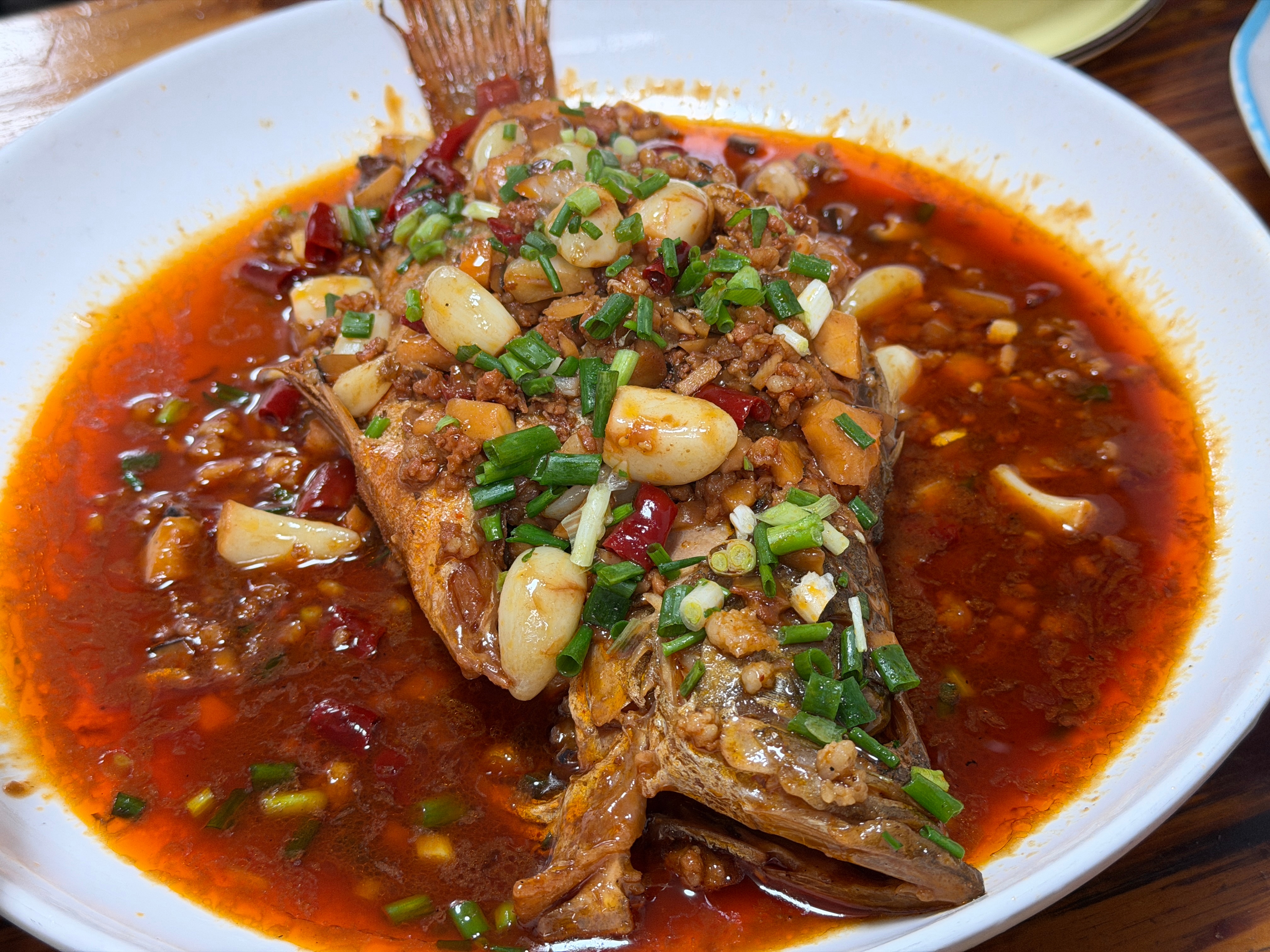 今儿在芜湖中午找了家苍蝇馆子试了试嗯，好吃，看到邻桌那几个菜，也觉得好吃我们点了