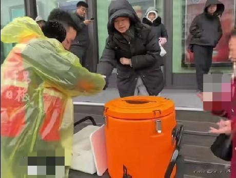 12月12日，河南许昌雪花纷纷，早8时许，市民游客已在胖东来时代广场门前等候开门