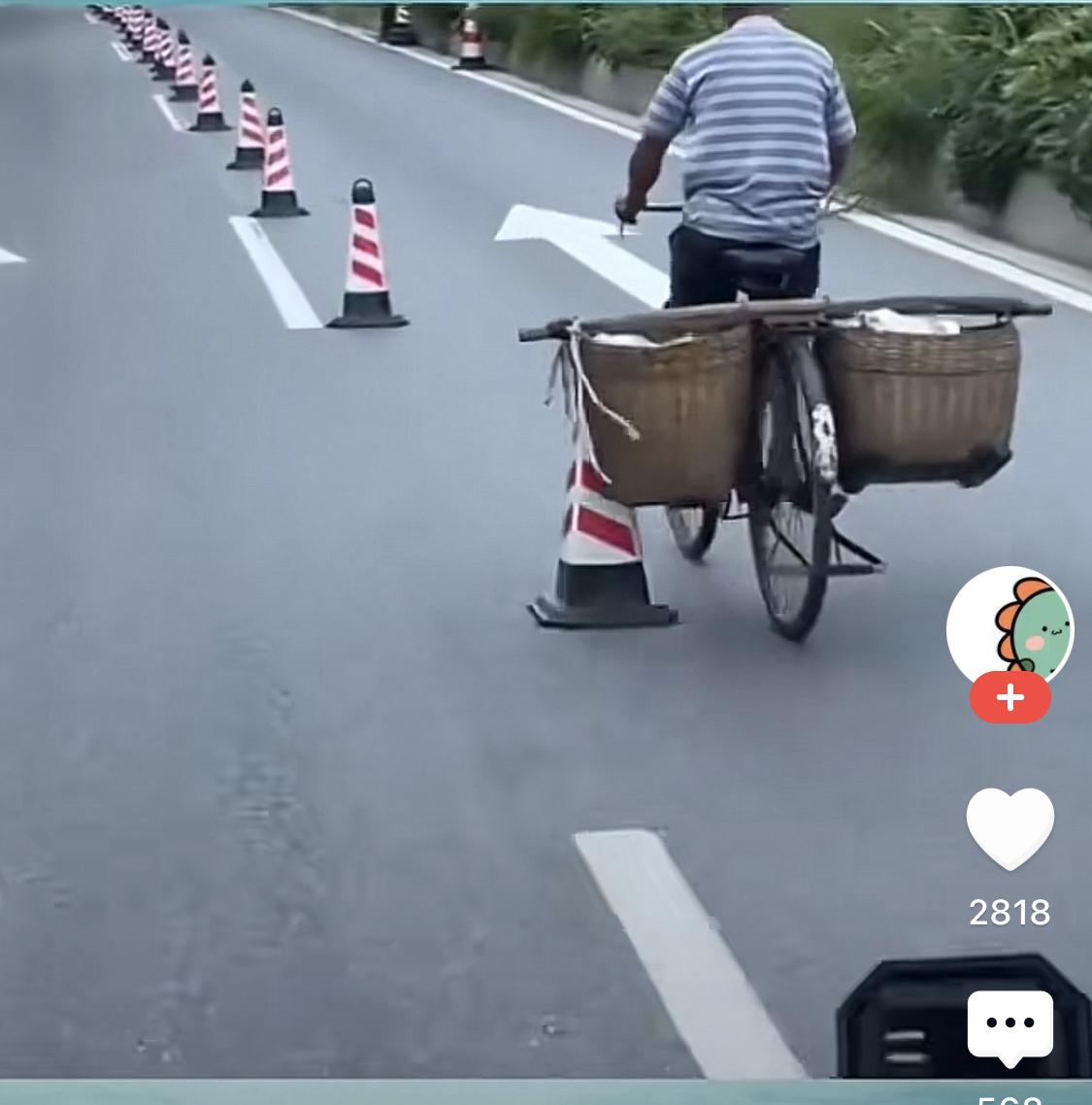 老人骑行中故意撞倒一排交通荧光锥的行为，看似是情绪宣泄，实则潜藏着不小的安全隐患