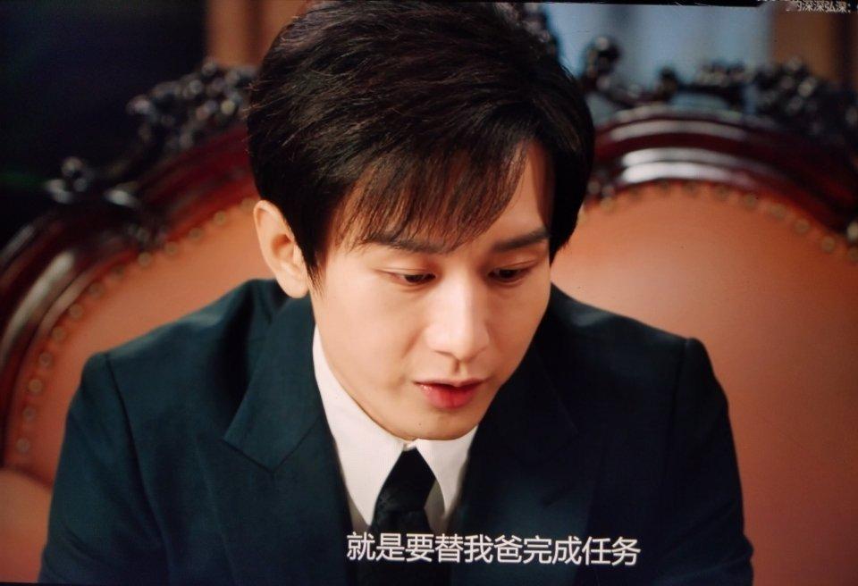 成毅在谍战剧《深潜》里的造型还是不错的，西装革履，标准的民国帅哥，身姿挺拔，动作