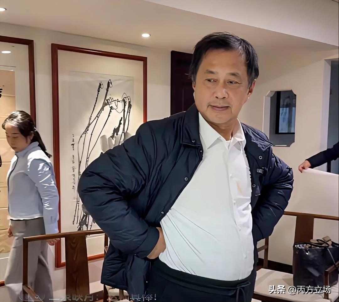 看到这张照片，感觉沈巍确实是有点屈才了。穿件白衬衣往那一站，双手叉腰，眼神淡定，