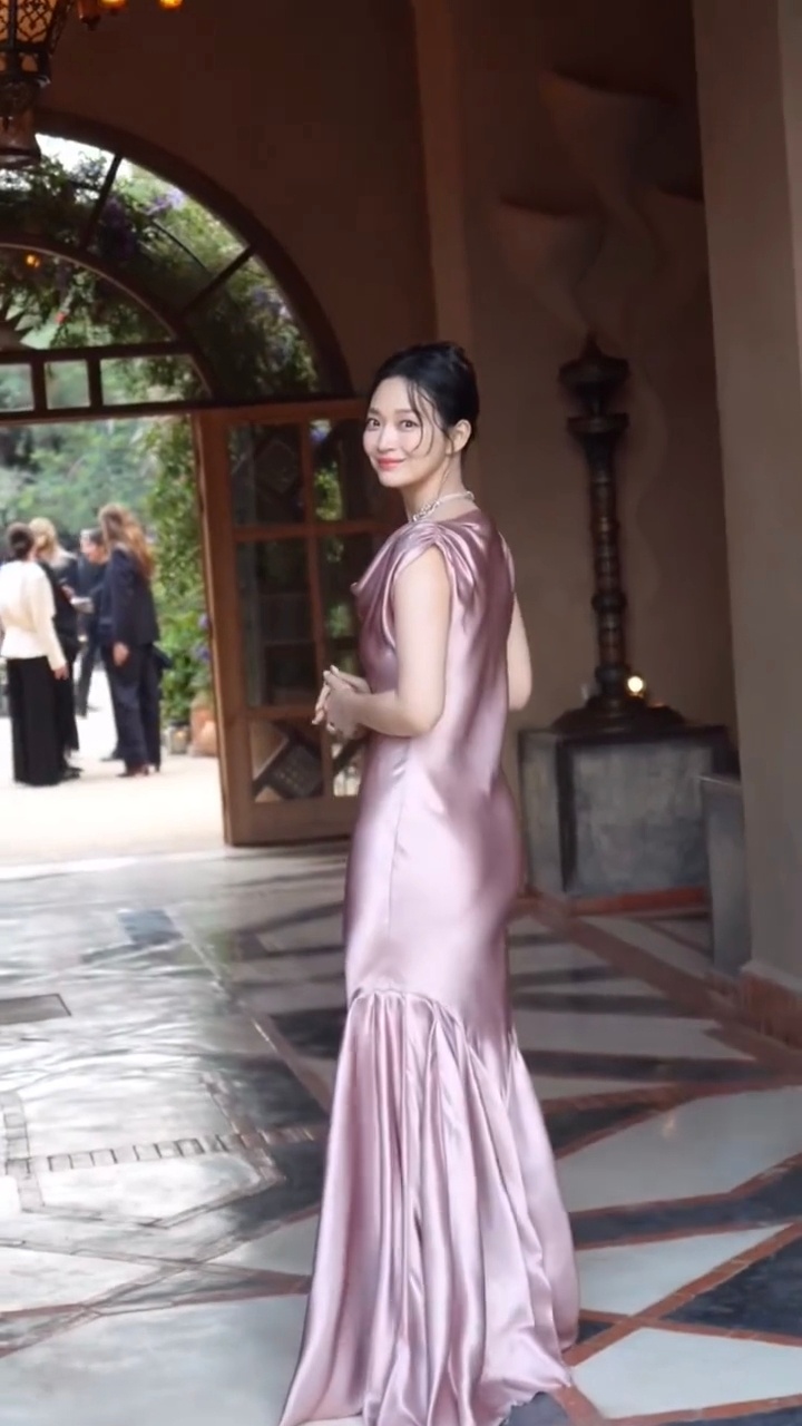申敏儿婚后首个活动！粉色欧尼美得很安心申敏儿婚后首个活动申敏儿粉色鱼尾裙造型