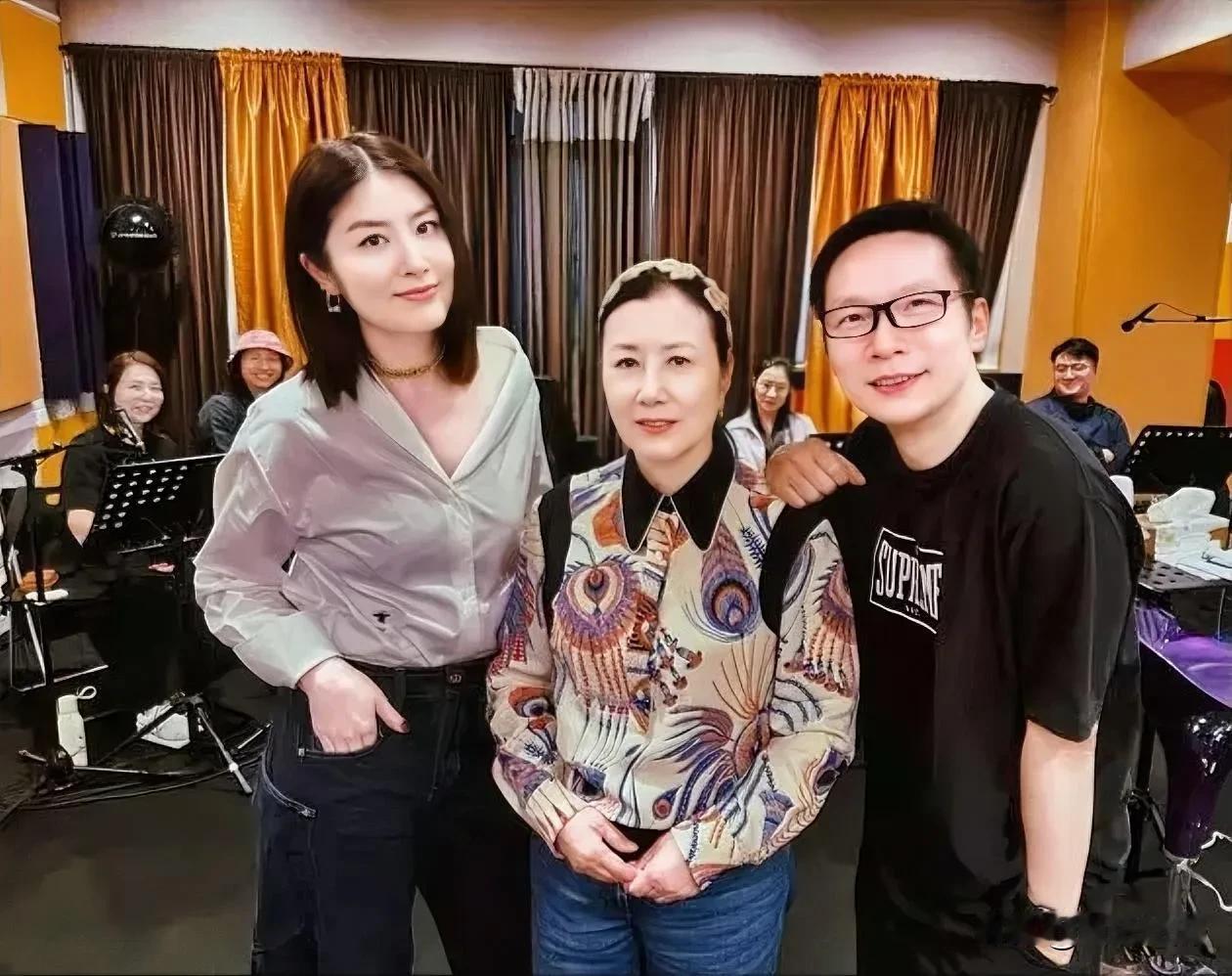 70多岁的汪明荃看上去丝毫不显老态。她演唱的《万水千山总是情》，一直被人们广为传
