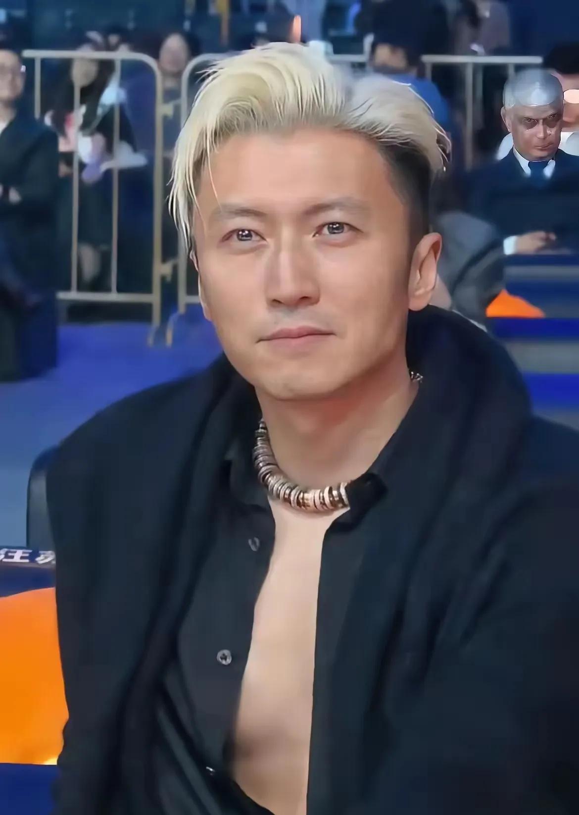 微博之夜那可真是藏龙卧虎啊！45岁的谢霆锋，一头白金短发配着半开的黑衬衫，那锁骨