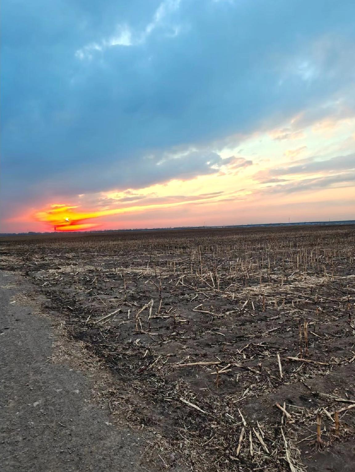 发张你手机里最美的夕阳照可以吗日落时光最美夕阳，红彤彤的映红了半边天太美了。