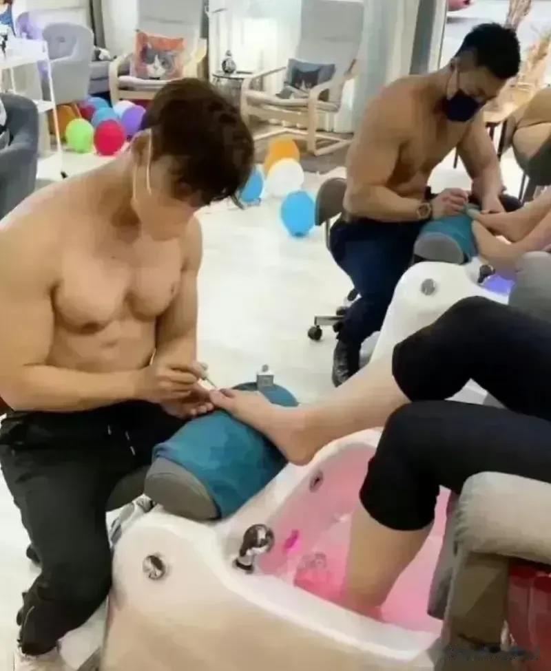传统燃油车真的急了，因为新能源车又传来了一个好消息！

中国新能源车出口已连续8