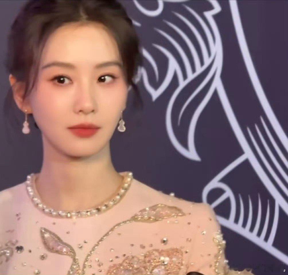 刘诗诗白瓷妆 每次出现都能带来惊喜，这次的白瓷妆更是把她的气质衬托到极致。白皙透