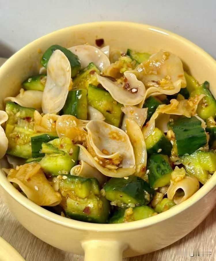 晒图笔记大赛今天的美食真的不错，凉皮、烧烤，涨肉的节奏[大笑]
