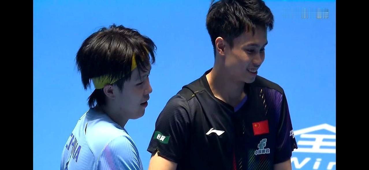 国乒世界第一，上来就被队友一顿猛揍，直接7-11交出第一局。
 
周启豪杀红了眼