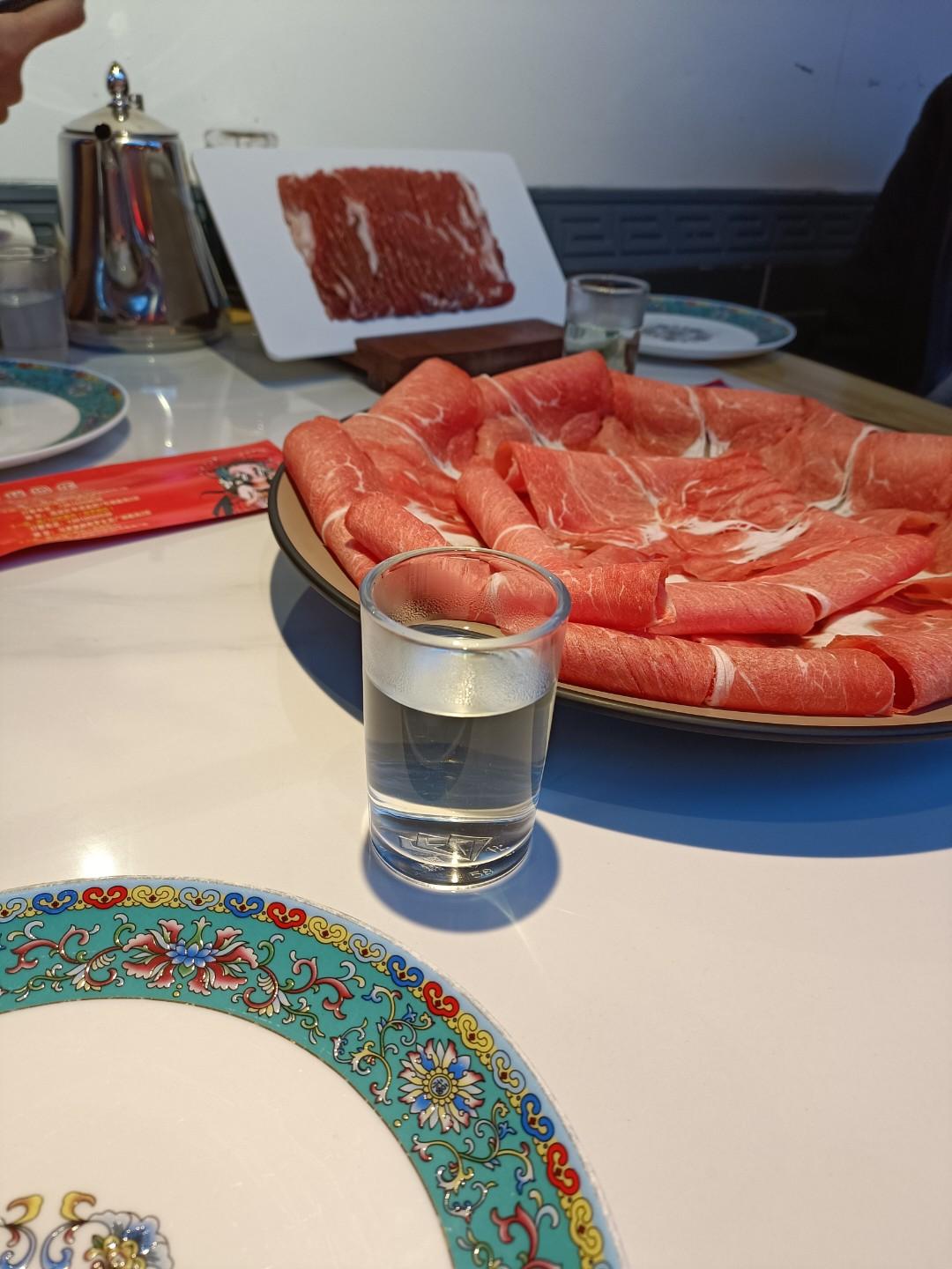 我觉得和朋友吃饭轮流请客挺好的。轮流请客能增强朋友间的互动和友情，每个人都有机会