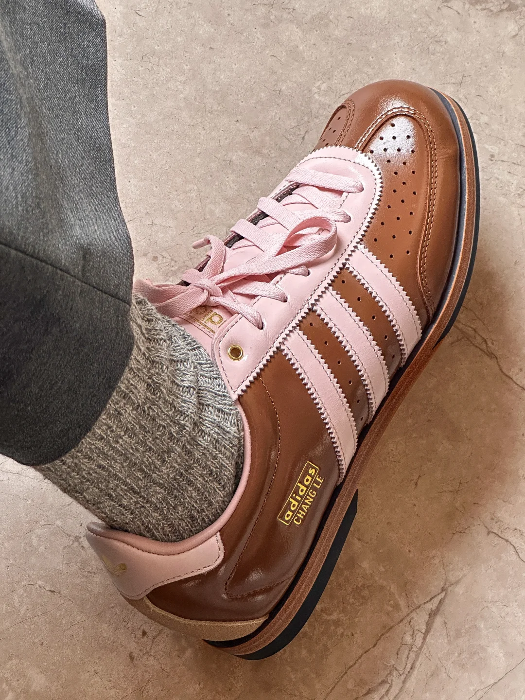 谁能拒绝这双复古又甜酷的三道杠皮鞋呢❓