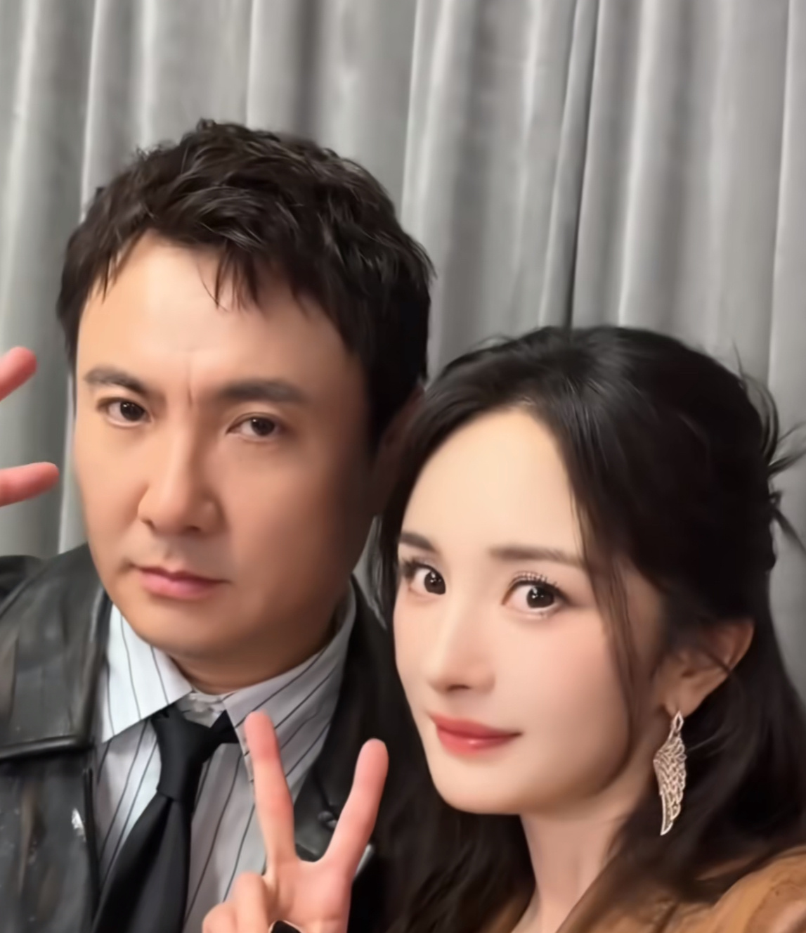 沈腾又忘记扶杨幂了谁懂杨幂出场这几步又不是第一回，当初说好的扶一下，腾哥转头就忘