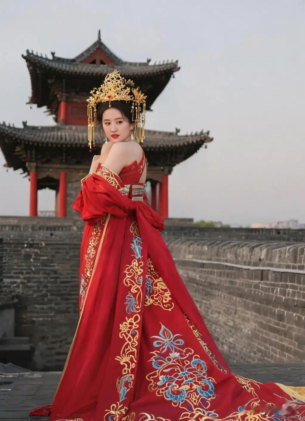 刘亦菲一袭古风红衣的造型，那简直就是美出了新高度，又纯又欲太让人上头。就拿她在某