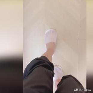 太离谱！广西合山，一男子出差住酒店，洗完澡换上酒店给的一次性拖鞋，想去卫生间洗漱