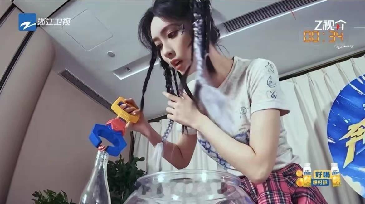 赛点时刻，孟子义气场全开！20秒倒计时，每一步都扣人心弦。她眼神坚定，脚步稳健，