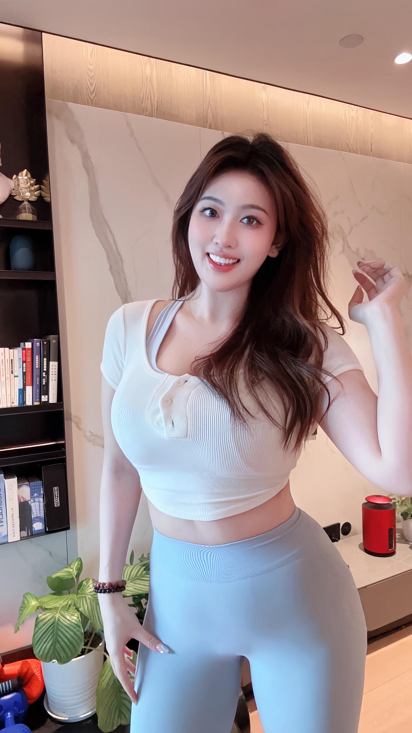 马甲线没练出来，马甲撑坏好几个。你们觉得我看起来像多少斤？