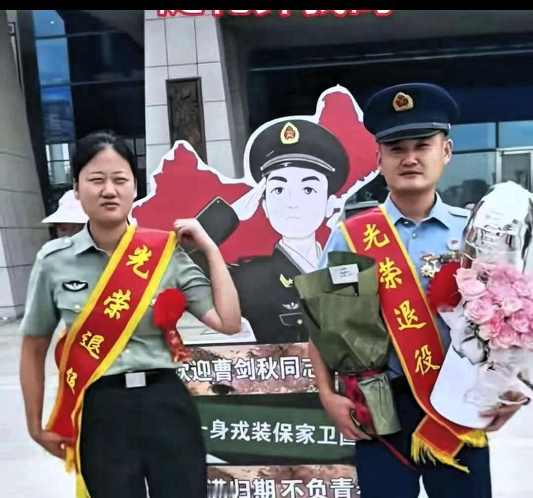笑死了！两位兵妈妈同在高铁站接退役的女儿和儿子，男孩妈妈的一个举动，让这段奇妙的