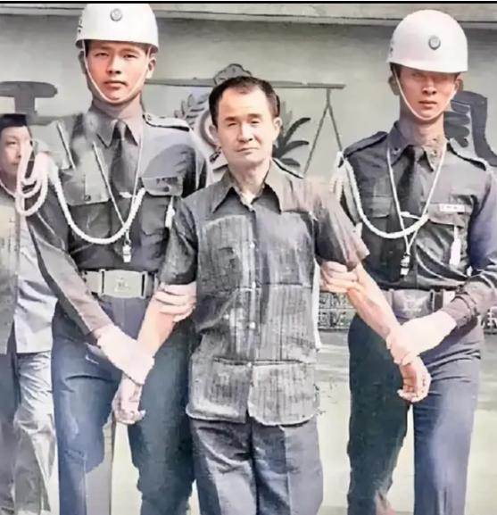 1982年，被判死刑的抗战老兵李师科，即将被押赴刑场，他换上了崭新的短袖衬衣，理