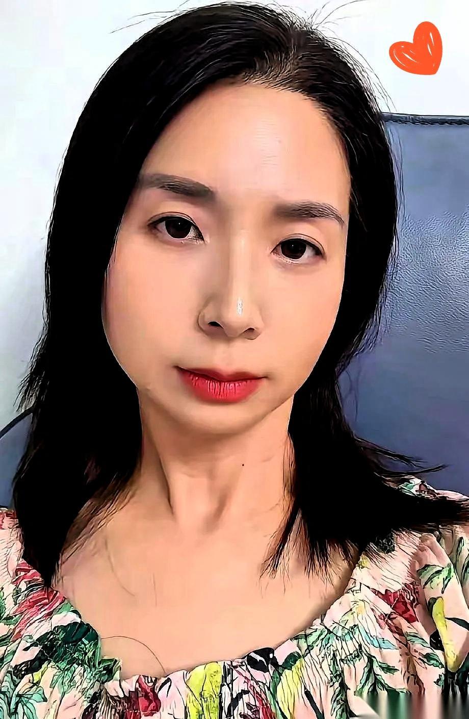 我敢说，崔丽丽每个失眠的深夜，脑子里都在循环播放“后悔”两个字。

本来手里攥着