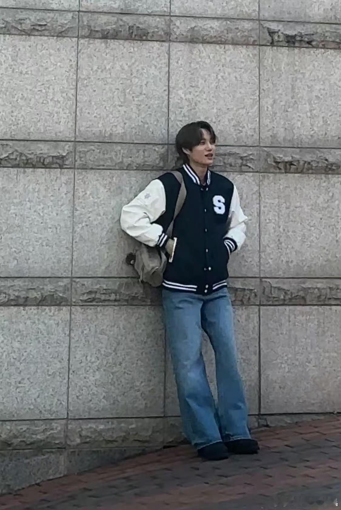 金钟仁在学校门口等你的男友金钟仁男朋友区金钟仁男朋友区，在学校门口等你的男友 ，